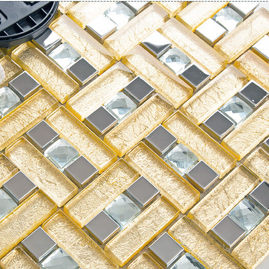 Gold-Glas-Mosaikfliesen Gewebtes geometrisches Muster mit Kristallakzenten