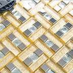 Gold-Glas-Mosaikfliesen Gewebtes geometrisches Muster mit Kristallakzenten