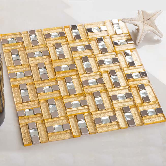 Gold-Glas-Mosaikfliesen Gewebtes geometrisches Muster mit Kristallakzenten
